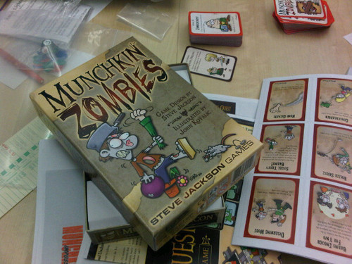 Monopolis Munchkin Zombie Deluxe Base Tabletop, Board and Card Game